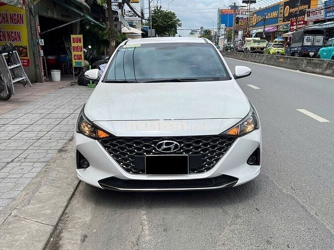 Hyundai Accent AT 2023 màu trắng, xe đi 4v km