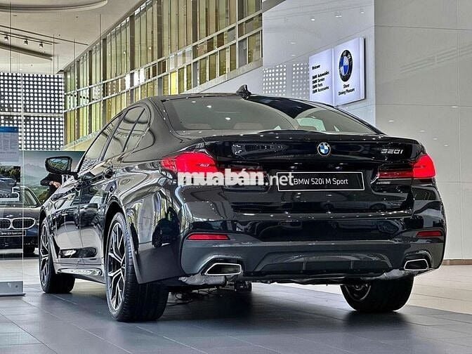 BMW 520i M Sport Đen 5 chỗ