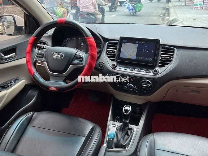 Hyundai Accent AT 2023 màu trắng, xe đi 4v km