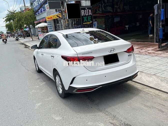 Hyundai Accent AT 2023 màu trắng, xe đi 4v km