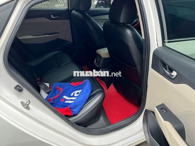 Hyundai Accent AT 2023 màu trắng, xe đi 4v km