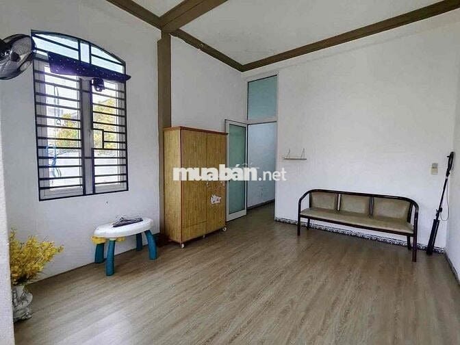 cho thuê nhà 3tầng MT LÊ BÁ TRINH - nội thất cơ bản đầy đủ
