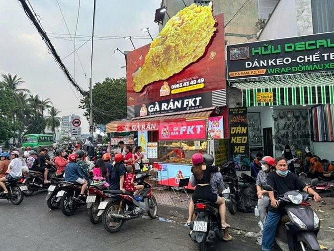Nhân Viên Bán Gà Rán Tại Cửa Hàng Gà Rán FKT