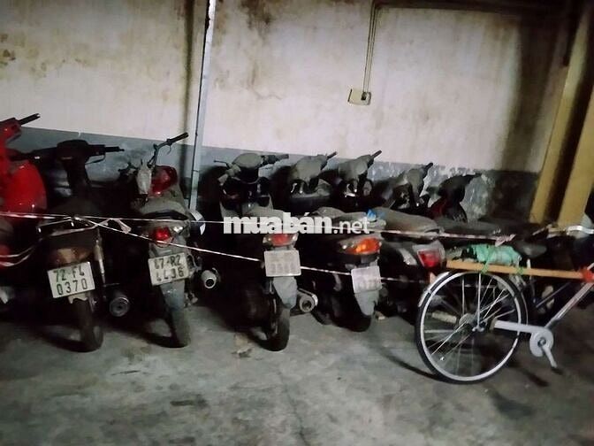 Năm/Nữ TRỰC HẦM XE/QUẬN 1