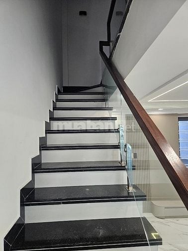 Nhà liền kề mới tinh cách Đường Hồ Sen 50m, 5tầng 45m2, giá 5.75tỷ