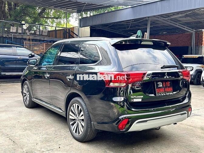 Mitsubishi Outlander 2.0 CVT Premium 2023 Đen