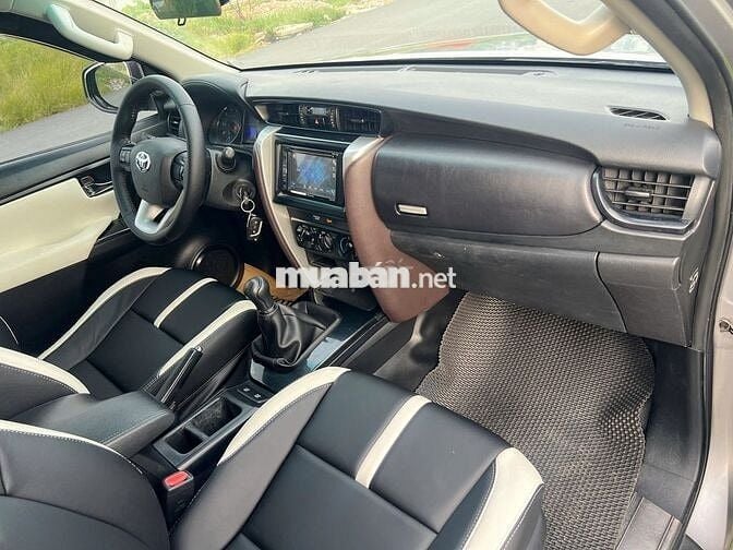 Toyota Fortuner 2.4G Số sàn máy dầu 2017