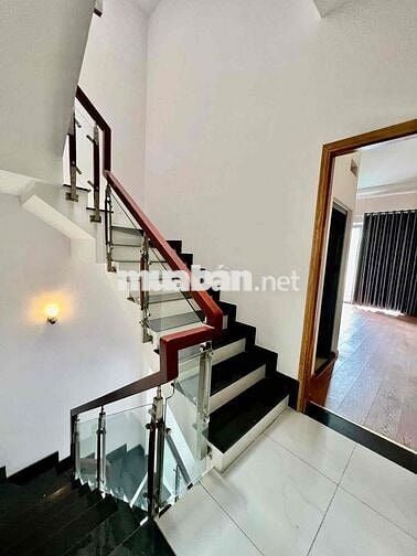 Cho Thuê Nhà Gần Nguyễn Văn Thệ DT 250m2 1Trệt 3Lầu 4Pn 5Wc Hẻm Tải