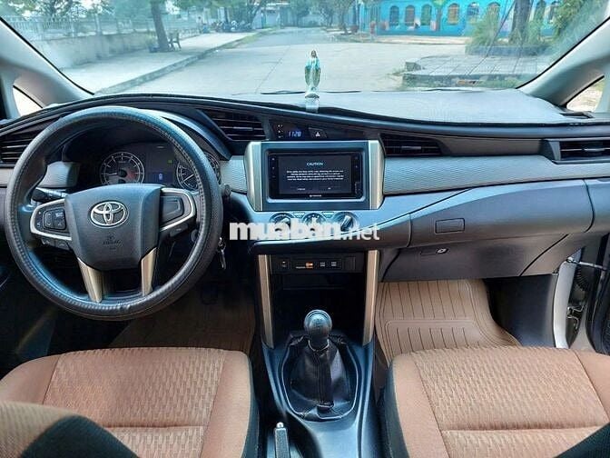 TOYOTA INNOVA MÀU BẠC BẢN E 2019