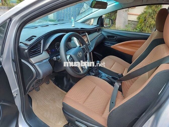 TOYOTA INNOVA MÀU BẠC BẢN E 2019