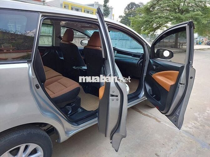 TOYOTA INNOVA MÀU BẠC BẢN E 2019