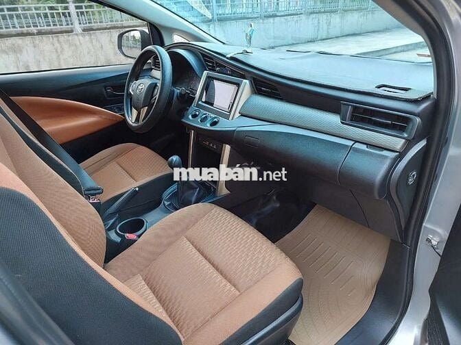 TOYOTA INNOVA MÀU BẠC BẢN E 2019