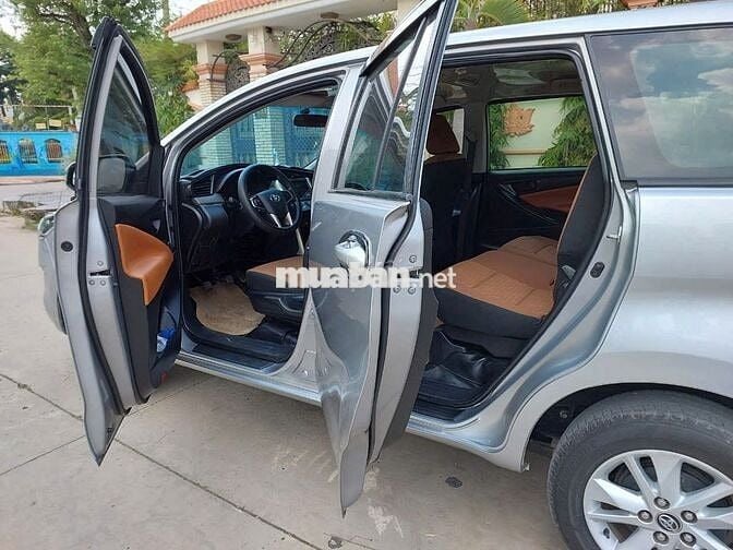 TOYOTA INNOVA MÀU BẠC BẢN E 2019