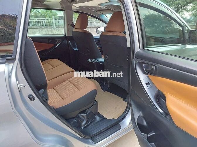 TOYOTA INNOVA MÀU BẠC BẢN E 2019