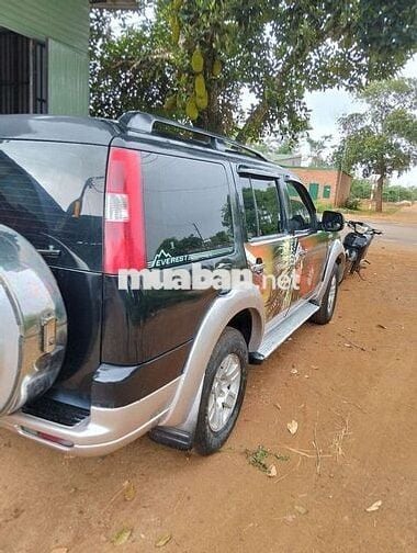 Ford Everest 7 chỗ màu Đen