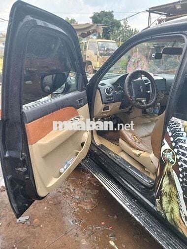 Ford Everest 7 chỗ màu Đen