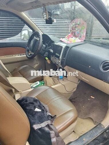 Ford Everest 7 chỗ màu Đen