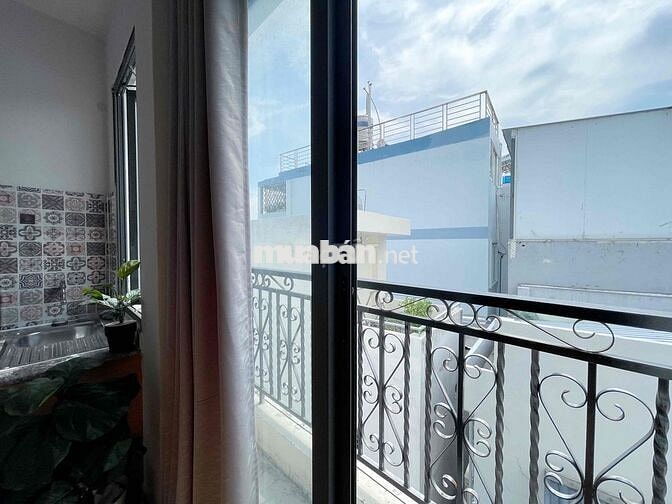 CHO THUÊ PHÒNG TRỌ CÓ GÁC - BAN CÔNG RỘNG 30m2 NGAY TRUNG TÂM BT