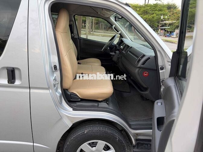 Toyota Hiace 2017 Dầu Số sàn 320.000 km Bạc
