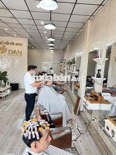 Tuyển thợ nữ làm tóc nam