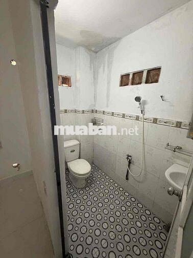 cho thuê nhà mt hẻm tx 35 q12 có đất phía sau Gia 8tr có bớt