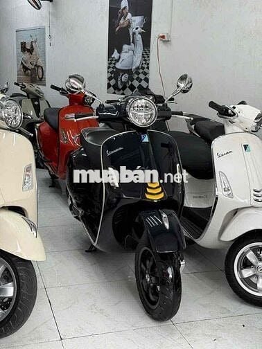 Piaggio Vespa GTS 300 HPE 2021 Đen
