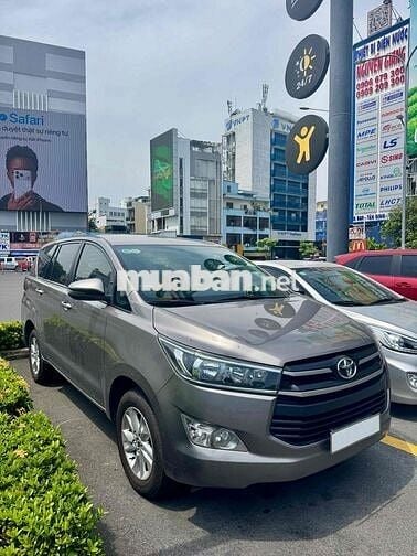Toyota Innova 2.0E Số sàn Nâu vàng
