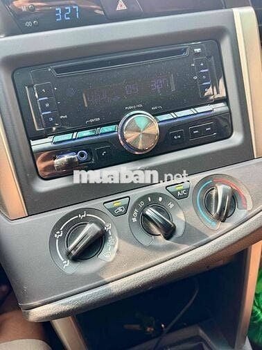 Toyota Innova 2.0E Số sàn Nâu vàng