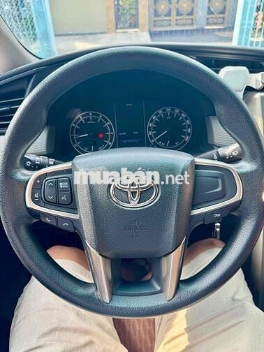 Toyota Innova 2.0E Số sàn Nâu vàng
