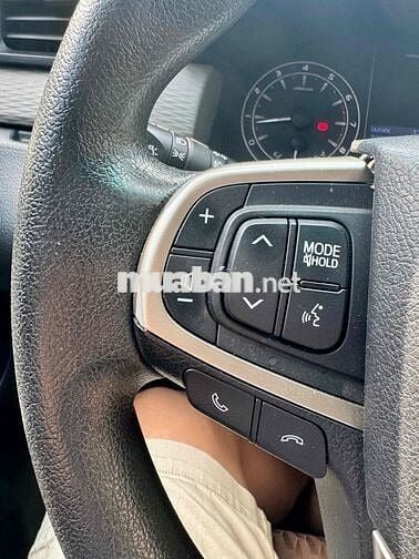 Toyota Innova 2.0E Số sàn Nâu vàng