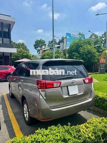 Toyota Innova 2.0E Số sàn Nâu vàng