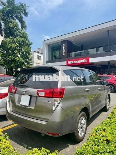 Toyota Innova 2.0E Số sàn Nâu vàng