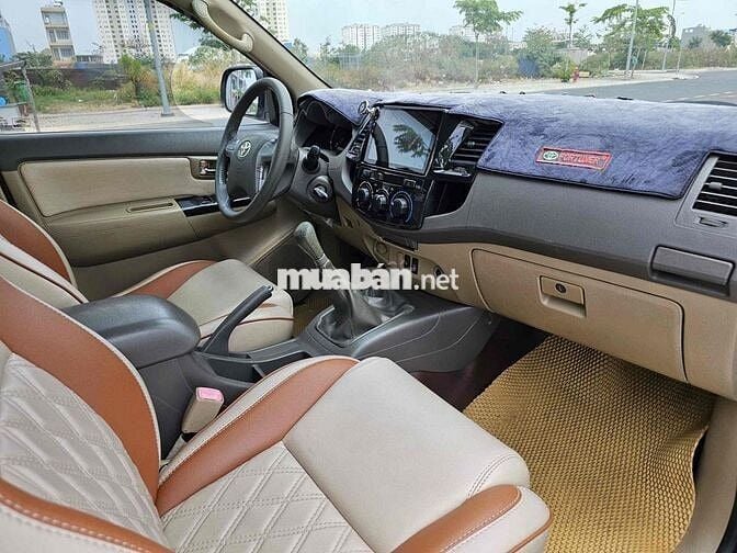 Toyota Fortuner SUV Số sàn Dầu Bạc