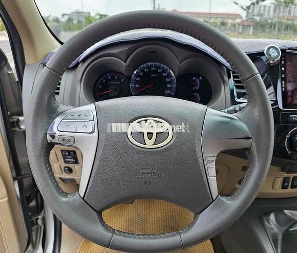 Toyota Fortuner SUV Số sàn Dầu Bạc