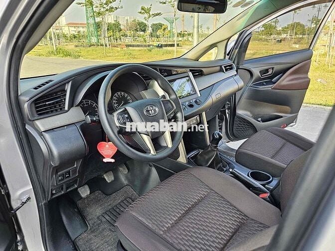 Toyota Innova 8 chỗ Số sàn Bạc