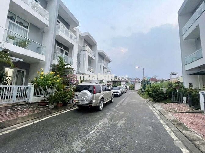 Nhà phố 3 tầng 6,5×24- sẳn nội thất- khu khang an- kế vòng xoay an lạc