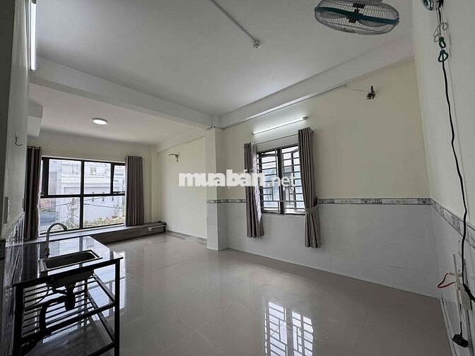 MỚI TRỐNG PHÒNG RỘNG CÓ CỬA SỔ TRỜI VÀ THANG MÁY SIÊU THOÁNG