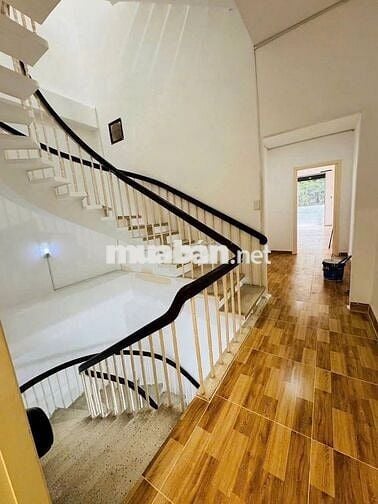 NHÀ ĐẸP GIÁ TỐT - 131A Đồng Đen, P.12, Q.TB - DTSD 400m2 - Sàn Suốt.
