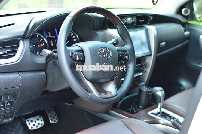 Toyota Fortuner 4X4 SPORT bản cao cấp có đồ chơi