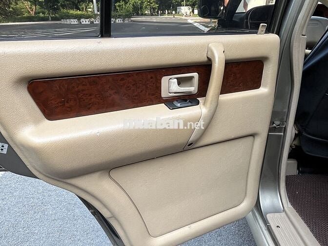 Isuzu Trooper SE Vàng cát 7 chỗ