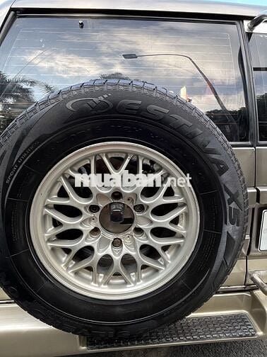 Isuzu Trooper SE Vàng cát 7 chỗ