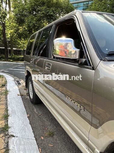 Isuzu Trooper SE Vàng cát 7 chỗ