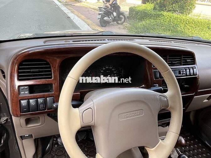 Isuzu Trooper SE Vàng cát 7 chỗ