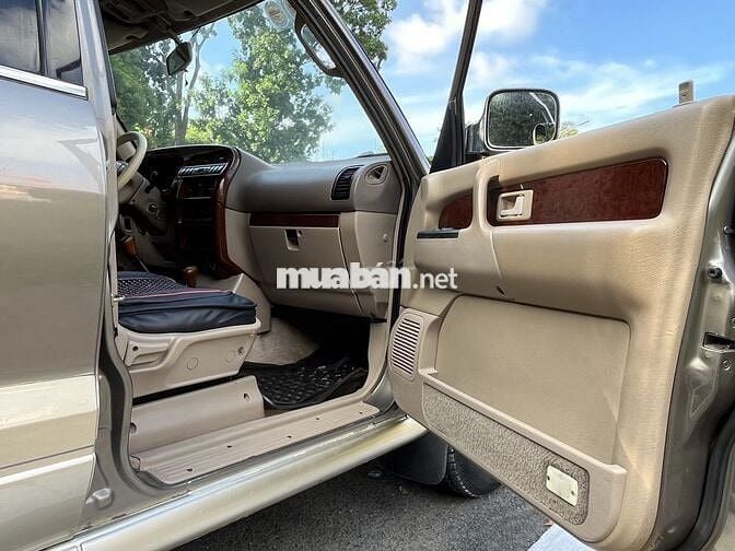 Isuzu Trooper SE Vàng cát 7 chỗ