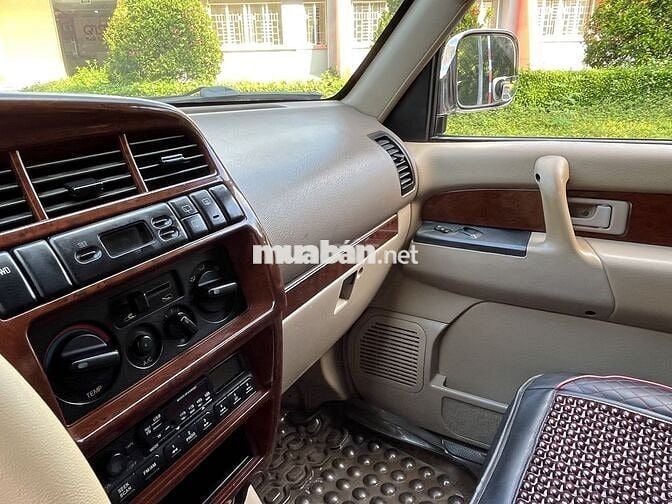 Isuzu Trooper SE Vàng cát 7 chỗ