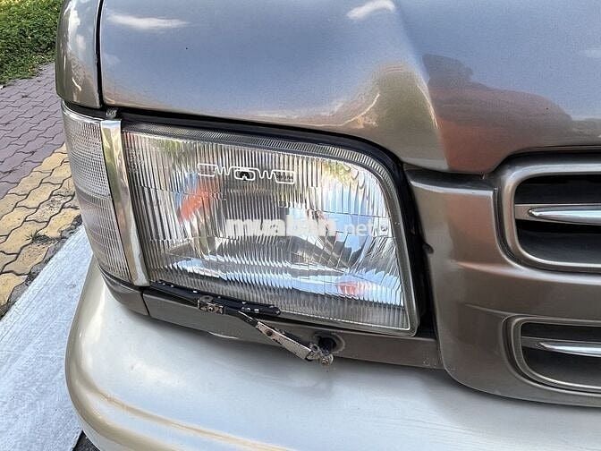Isuzu Trooper SE Vàng cát 7 chỗ