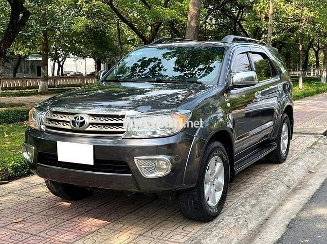 Toyota Fortuner 2010 số sàn máy dầu, màu xám
