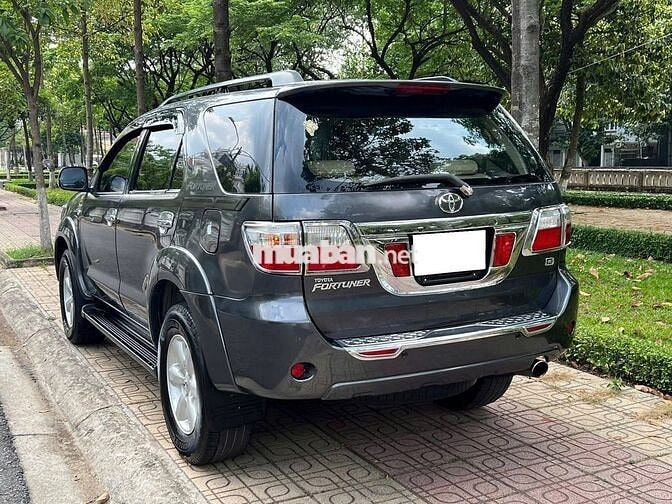 Toyota Fortuner 2010 số sàn máy dầu, màu xám