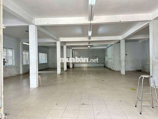 Cần Cho thuê xưởngTô ký HM.DT 15 x24 1 trệt 1Lầu. Sử dụng 660m. giá 50