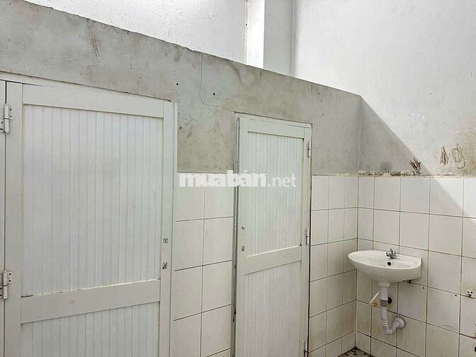Cần Cho thuê xưởngTô ký HM.DT 15 x24 1 trệt 1Lầu. Sử dụng 660m. giá 50